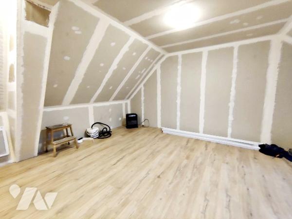 Maison mitoyenne à 2 pas du centre.