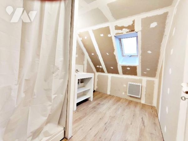 Maison mitoyenne à 2 pas du centre.