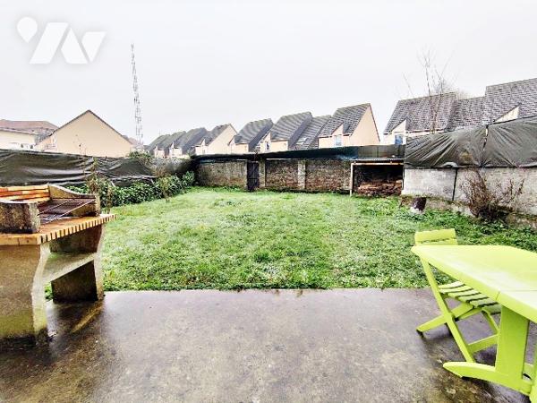 Maison mitoyenne à 2 pas du centre.