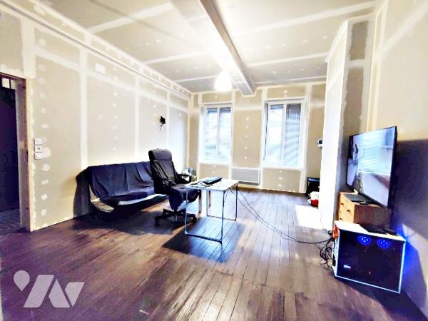 Maison mitoyenne à 2 pas du centre.