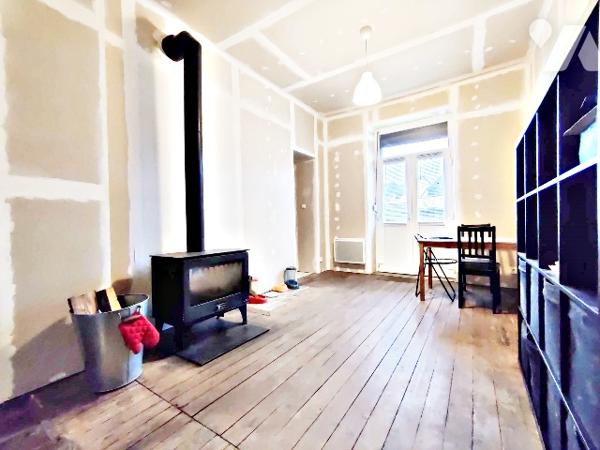 Maison mitoyenne à 2 pas du centre.