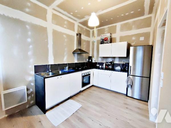 Maison mitoyenne à 2 pas du centre.