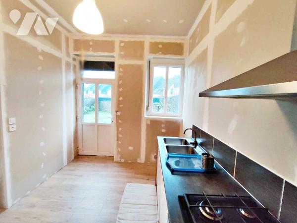 Maison mitoyenne à 2 pas du centre.