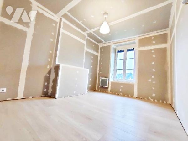 Maison mitoyenne à 2 pas du centre.