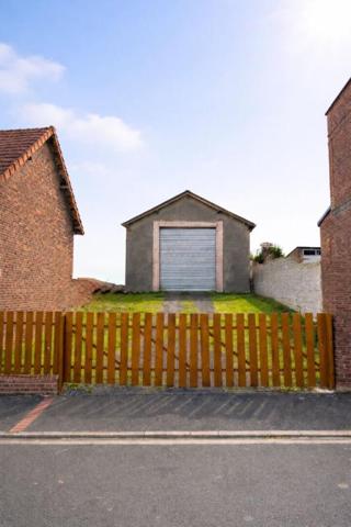 Terrain Charmes 653 m2 + bâtiment