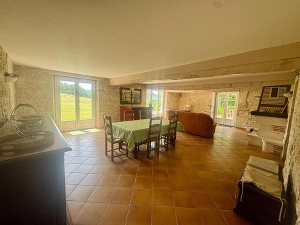 Charmante maison en pierre sur 12 ha