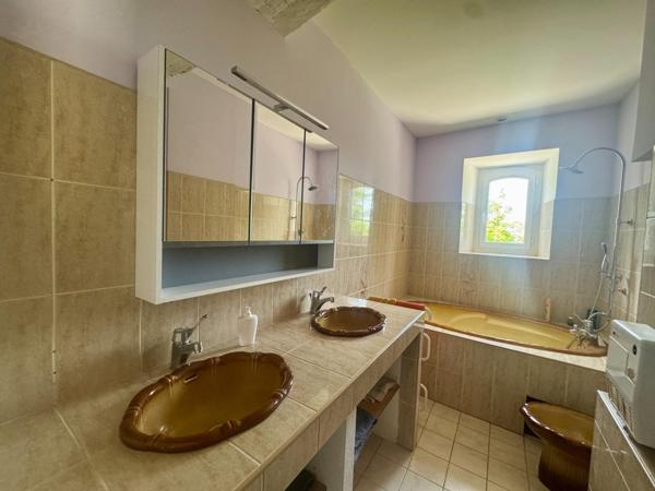 Charmante maison en pierre sur 12 ha