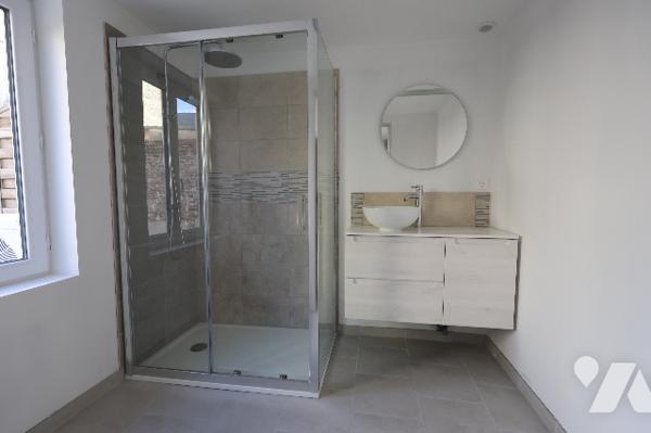 Maison rénovée et lumineuse – DPE B – 3 chambres – Terrain avec garage.