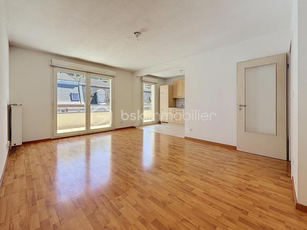 Et si votre premier appartement réunissait enfin tout ce que vous recherchez ?

À seulement 10 minutes à pied de la gare de Mulhouse, dans le secteur Gare / Quai de l'Alma, découvrez ce bel appartement 2 pièces de 57 m², offrant des volumes généreux, un agencement fonctionnel et un magnifique espace extérieur.

Dès l'entrée, vous serez séduit par son vaste hall, idéal pour aménager de nombreux rangements et faciliter votre quotidien.

La cuisine ouverte sur le séjour crée un espace de vie chaleureux et convivial, parfait pour recevoir famille et amis. L'ensemble est baigné de lumière et s'ouvre sur une superbe terrasse de 16 m², véritable prolongement de l'appartement.

Un véritable atout : la terrasse est accessible depuis le séjour, la cuisine et la chambre, offrant une circulation fluide entre les différents espaces et un agréable cadre de vie dès les beaux jours.

L'espace nuit comprend une chambre confortable avec accès direct à la terrasse, idéale pour profiter d'un réveil en douceur.

Côté pratique, vous apprécierez la présence d'une buanderie indépendante, un équipement particulièrement rare dans un appartement 2 pièces, qui apporte un réel confort au quotidien.

Une cave ainsi qu'un garage en sous-sol viennent compléter ce bien et constituent de véritables atouts en centre-ville.

Vous profiterez d'un emplacement recherché, à proximité immédiate des commerces, des transports, des écoles et du centre-ville, tout en bénéficiant d'un accès rapide à la gare pour vos déplacements quotidiens.

Les + du bien: 
Appartement 2 pièces de 57 m² sans travaux (prévoir éventuellement un rafraichissement de peinture)
Superbe terrasse de 16 m² orientée Sud 
Terrasse accessible depuis le séjour, la cuisine et la chambre
Cuisine ouverte sur le séjour
Belle entrée avec espace de rangement
Buanderie indépendante
Garage en sous-sol
Cave
Résidence avec ascenseur
Secteur Gare / Quai de l'Alma
Gare accessible à pied en 10 minutes
Idéal pour un premier achat

Vous recherchez un appartement où vous pourrez poser vos valises, profiter d'un bel extérieur et devenir enfin propriétaire dans un secteur pratique et recherché ?

Contactez Carole KLUPS dès aujourd'hui pour organiser votre visite.

Réseaux sociaux: Carole Klups Immobilier