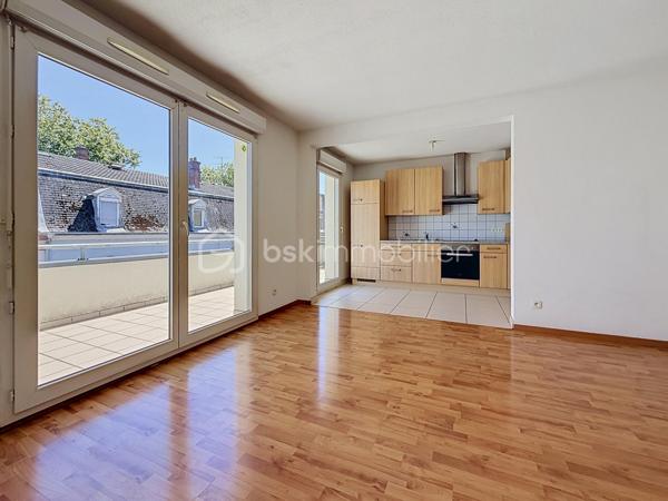 Et si votre premier appartement réunissait enfin tout ce que vous recherchez ?

À seulement 10 minutes à pied de la gare de Mulhouse, dans le secteur Gare / Quai de l'Alma, découvrez ce bel appartement 2 pièces de 57 m², offrant des volumes généreux, un agencement fonctionnel et un magnifique espace extérieur.

Dès l'entrée, vous serez séduit par son vaste hall, idéal pour aménager de nombreux rangements et faciliter votre quotidien.

La cuisine ouverte sur le séjour crée un espace de vie chaleureux et convivial, parfait pour recevoir famille et amis. L'ensemble est baigné de lumière et s'ouvre sur une superbe terrasse de 16 m², véritable prolongement de l'appartement.

Un véritable atout : la terrasse est accessible depuis le séjour, la cuisine et la chambre, offrant une circulation fluide entre les différents espaces et un agréable cadre de vie dès les beaux jours.

L'espace nuit comprend une chambre confortable avec accès direct à la terrasse, idéale pour profiter d'un réveil en douceur.

Côté pratique, vous apprécierez la présence d'une buanderie indépendante, un équipement particulièrement rare dans un appartement 2 pièces, qui apporte un réel confort au quotidien.

Une cave ainsi qu'un garage en sous-sol viennent compléter ce bien et constituent de véritables atouts en centre-ville.

Vous profiterez d'un emplacement recherché, à proximité immédiate des commerces, des transports, des écoles et du centre-ville, tout en bénéficiant d'un accès rapide à la gare pour vos déplacements quotidiens.

Les + du bien: 
Appartement 2 pièces de 57 m² sans travaux (prévoir éventuellement un rafraichissement de peinture)
Superbe terrasse de 16 m² orientée Sud 
Terrasse accessible depuis le séjour, la cuisine et la chambre
Cuisine ouverte sur le séjour
Belle entrée avec espace de rangement
Buanderie indépendante
Garage en sous-sol
Cave
Résidence avec ascenseur
Secteur Gare / Quai de l'Alma
Gare accessible à pied en 10 minutes
Idéal pour un premier achat

Vous recherchez un appartement où vous pourrez poser vos valises, profiter d'un bel extérieur et devenir enfin propriétaire dans un secteur pratique et recherché ?

Contactez Carole KLUPS dès aujourd'hui pour organiser votre visite.

Réseaux sociaux: Carole Klups Immobilier