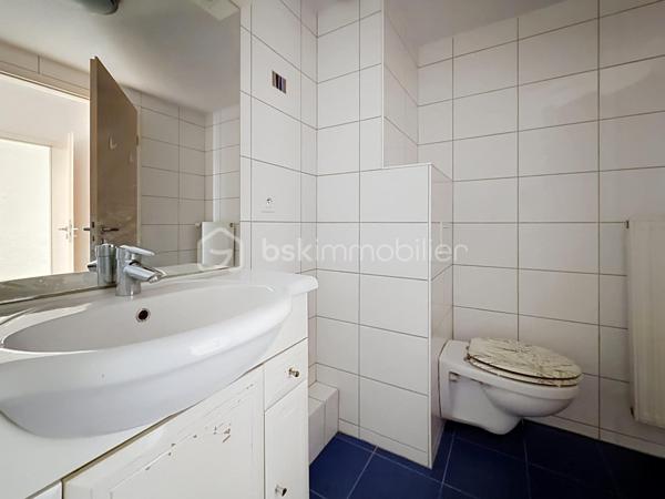 Et si votre premier appartement réunissait enfin tout ce que vous recherchez ?

À seulement 10 minutes à pied de la gare de Mulhouse, dans le secteur Gare / Quai de l'Alma, découvrez ce bel appartement 2 pièces de 57 m², offrant des volumes généreux, un agencement fonctionnel et un magnifique espace extérieur.

Dès l'entrée, vous serez séduit par son vaste hall, idéal pour aménager de nombreux rangements et faciliter votre quotidien.

La cuisine ouverte sur le séjour crée un espace de vie chaleureux et convivial, parfait pour recevoir famille et amis. L'ensemble est baigné de lumière et s'ouvre sur une superbe terrasse de 16 m², véritable prolongement de l'appartement.

Un véritable atout : la terrasse est accessible depuis le séjour, la cuisine et la chambre, offrant une circulation fluide entre les différents espaces et un agréable cadre de vie dès les beaux jours.

L'espace nuit comprend une chambre confortable avec accès direct à la terrasse, idéale pour profiter d'un réveil en douceur.

Côté pratique, vous apprécierez la présence d'une buanderie indépendante, un équipement particulièrement rare dans un appartement 2 pièces, qui apporte un réel confort au quotidien.

Une cave ainsi qu'un garage en sous-sol viennent compléter ce bien et constituent de véritables atouts en centre-ville.

Vous profiterez d'un emplacement recherché, à proximité immédiate des commerces, des transports, des écoles et du centre-ville, tout en bénéficiant d'un accès rapide à la gare pour vos déplacements quotidiens.

Les + du bien: 
Appartement 2 pièces de 57 m² sans travaux (prévoir éventuellement un rafraichissement de peinture)
Superbe terrasse de 16 m² orientée Sud 
Terrasse accessible depuis le séjour, la cuisine et la chambre
Cuisine ouverte sur le séjour
Belle entrée avec espace de rangement
Buanderie indépendante
Garage en sous-sol
Cave
Résidence avec ascenseur
Secteur Gare / Quai de l'Alma
Gare accessible à pied en 10 minutes
Idéal pour un premier achat

Vous recherchez un appartement où vous pourrez poser vos valises, profiter d'un bel extérieur et devenir enfin propriétaire dans un secteur pratique et recherché ?

Contactez Carole KLUPS dès aujourd'hui pour organiser votre visite.

Réseaux sociaux: Carole Klups Immobilier