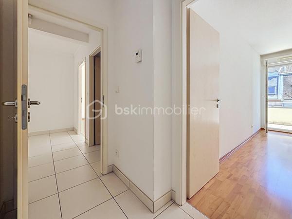 Et si votre premier appartement réunissait enfin tout ce que vous recherchez ?

À seulement 10 minutes à pied de la gare de Mulhouse, dans le secteur Gare / Quai de l'Alma, découvrez ce bel appartement 2 pièces de 57 m², offrant des volumes généreux, un agencement fonctionnel et un magnifique espace extérieur.

Dès l'entrée, vous serez séduit par son vaste hall, idéal pour aménager de nombreux rangements et faciliter votre quotidien.

La cuisine ouverte sur le séjour crée un espace de vie chaleureux et convivial, parfait pour recevoir famille et amis. L'ensemble est baigné de lumière et s'ouvre sur une superbe terrasse de 16 m², véritable prolongement de l'appartement.

Un véritable atout : la terrasse est accessible depuis le séjour, la cuisine et la chambre, offrant une circulation fluide entre les différents espaces et un agréable cadre de vie dès les beaux jours.

L'espace nuit comprend une chambre confortable avec accès direct à la terrasse, idéale pour profiter d'un réveil en douceur.

Côté pratique, vous apprécierez la présence d'une buanderie indépendante, un équipement particulièrement rare dans un appartement 2 pièces, qui apporte un réel confort au quotidien.

Une cave ainsi qu'un garage en sous-sol viennent compléter ce bien et constituent de véritables atouts en centre-ville.

Vous profiterez d'un emplacement recherché, à proximité immédiate des commerces, des transports, des écoles et du centre-ville, tout en bénéficiant d'un accès rapide à la gare pour vos déplacements quotidiens.

Les + du bien: 
Appartement 2 pièces de 57 m² sans travaux (prévoir éventuellement un rafraichissement de peinture)
Superbe terrasse de 16 m² orientée Sud 
Terrasse accessible depuis le séjour, la cuisine et la chambre
Cuisine ouverte sur le séjour
Belle entrée avec espace de rangement
Buanderie indépendante
Garage en sous-sol
Cave
Résidence avec ascenseur
Secteur Gare / Quai de l'Alma
Gare accessible à pied en 10 minutes
Idéal pour un premier achat

Vous recherchez un appartement où vous pourrez poser vos valises, profiter d'un bel extérieur et devenir enfin propriétaire dans un secteur pratique et recherché ?

Contactez Carole KLUPS dès aujourd'hui pour organiser votre visite.

Réseaux sociaux: Carole Klups Immobilier