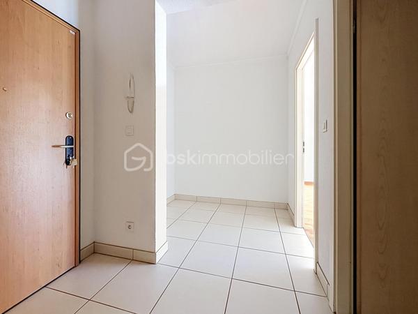 Et si votre premier appartement réunissait enfin tout ce que vous recherchez ?

À seulement 10 minutes à pied de la gare de Mulhouse, dans le secteur Gare / Quai de l'Alma, découvrez ce bel appartement 2 pièces de 57 m², offrant des volumes généreux, un agencement fonctionnel et un magnifique espace extérieur.

Dès l'entrée, vous serez séduit par son vaste hall, idéal pour aménager de nombreux rangements et faciliter votre quotidien.

La cuisine ouverte sur le séjour crée un espace de vie chaleureux et convivial, parfait pour recevoir famille et amis. L'ensemble est baigné de lumière et s'ouvre sur une superbe terrasse de 16 m², véritable prolongement de l'appartement.

Un véritable atout : la terrasse est accessible depuis le séjour, la cuisine et la chambre, offrant une circulation fluide entre les différents espaces et un agréable cadre de vie dès les beaux jours.

L'espace nuit comprend une chambre confortable avec accès direct à la terrasse, idéale pour profiter d'un réveil en douceur.

Côté pratique, vous apprécierez la présence d'une buanderie indépendante, un équipement particulièrement rare dans un appartement 2 pièces, qui apporte un réel confort au quotidien.

Une cave ainsi qu'un garage en sous-sol viennent compléter ce bien et constituent de véritables atouts en centre-ville.

Vous profiterez d'un emplacement recherché, à proximité immédiate des commerces, des transports, des écoles et du centre-ville, tout en bénéficiant d'un accès rapide à la gare pour vos déplacements quotidiens.

Les + du bien: 
Appartement 2 pièces de 57 m² sans travaux (prévoir éventuellement un rafraichissement de peinture)
Superbe terrasse de 16 m² orientée Sud 
Terrasse accessible depuis le séjour, la cuisine et la chambre
Cuisine ouverte sur le séjour
Belle entrée avec espace de rangement
Buanderie indépendante
Garage en sous-sol
Cave
Résidence avec ascenseur
Secteur Gare / Quai de l'Alma
Gare accessible à pied en 10 minutes
Idéal pour un premier achat

Vous recherchez un appartement où vous pourrez poser vos valises, profiter d'un bel extérieur et devenir enfin propriétaire dans un secteur pratique et recherché ?

Contactez Carole KLUPS dès aujourd'hui pour organiser votre visite.

Réseaux sociaux: Carole Klups Immobilier
