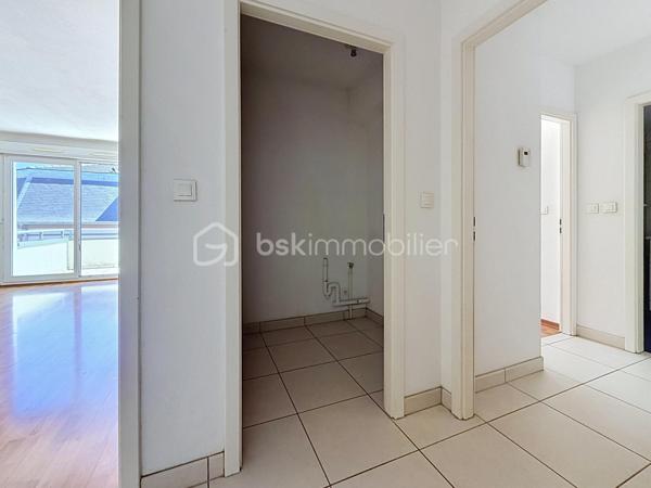Et si votre premier appartement réunissait enfin tout ce que vous recherchez ?

À seulement 10 minutes à pied de la gare de Mulhouse, dans le secteur Gare / Quai de l'Alma, découvrez ce bel appartement 2 pièces de 57 m², offrant des volumes généreux, un agencement fonctionnel et un magnifique espace extérieur.

Dès l'entrée, vous serez séduit par son vaste hall, idéal pour aménager de nombreux rangements et faciliter votre quotidien.

La cuisine ouverte sur le séjour crée un espace de vie chaleureux et convivial, parfait pour recevoir famille et amis. L'ensemble est baigné de lumière et s'ouvre sur une superbe terrasse de 16 m², véritable prolongement de l'appartement.

Un véritable atout : la terrasse est accessible depuis le séjour, la cuisine et la chambre, offrant une circulation fluide entre les différents espaces et un agréable cadre de vie dès les beaux jours.

L'espace nuit comprend une chambre confortable avec accès direct à la terrasse, idéale pour profiter d'un réveil en douceur.

Côté pratique, vous apprécierez la présence d'une buanderie indépendante, un équipement particulièrement rare dans un appartement 2 pièces, qui apporte un réel confort au quotidien.

Une cave ainsi qu'un garage en sous-sol viennent compléter ce bien et constituent de véritables atouts en centre-ville.

Vous profiterez d'un emplacement recherché, à proximité immédiate des commerces, des transports, des écoles et du centre-ville, tout en bénéficiant d'un accès rapide à la gare pour vos déplacements quotidiens.

Les + du bien: 
Appartement 2 pièces de 57 m² sans travaux (prévoir éventuellement un rafraichissement de peinture)
Superbe terrasse de 16 m² orientée Sud 
Terrasse accessible depuis le séjour, la cuisine et la chambre
Cuisine ouverte sur le séjour
Belle entrée avec espace de rangement
Buanderie indépendante
Garage en sous-sol
Cave
Résidence avec ascenseur
Secteur Gare / Quai de l'Alma
Gare accessible à pied en 10 minutes
Idéal pour un premier achat

Vous recherchez un appartement où vous pourrez poser vos valises, profiter d'un bel extérieur et devenir enfin propriétaire dans un secteur pratique et recherché ?

Contactez Carole KLUPS dès aujourd'hui pour organiser votre visite.

Réseaux sociaux: Carole Klups Immobilier