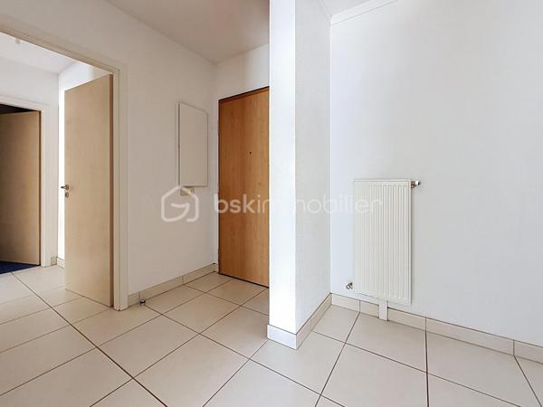 Et si votre premier appartement réunissait enfin tout ce que vous recherchez ?

À seulement 10 minutes à pied de la gare de Mulhouse, dans le secteur Gare / Quai de l'Alma, découvrez ce bel appartement 2 pièces de 57 m², offrant des volumes généreux, un agencement fonctionnel et un magnifique espace extérieur.

Dès l'entrée, vous serez séduit par son vaste hall, idéal pour aménager de nombreux rangements et faciliter votre quotidien.

La cuisine ouverte sur le séjour crée un espace de vie chaleureux et convivial, parfait pour recevoir famille et amis. L'ensemble est baigné de lumière et s'ouvre sur une superbe terrasse de 16 m², véritable prolongement de l'appartement.

Un véritable atout : la terrasse est accessible depuis le séjour, la cuisine et la chambre, offrant une circulation fluide entre les différents espaces et un agréable cadre de vie dès les beaux jours.

L'espace nuit comprend une chambre confortable avec accès direct à la terrasse, idéale pour profiter d'un réveil en douceur.

Côté pratique, vous apprécierez la présence d'une buanderie indépendante, un équipement particulièrement rare dans un appartement 2 pièces, qui apporte un réel confort au quotidien.

Une cave ainsi qu'un garage en sous-sol viennent compléter ce bien et constituent de véritables atouts en centre-ville.

Vous profiterez d'un emplacement recherché, à proximité immédiate des commerces, des transports, des écoles et du centre-ville, tout en bénéficiant d'un accès rapide à la gare pour vos déplacements quotidiens.

Les + du bien: 
Appartement 2 pièces de 57 m² sans travaux (prévoir éventuellement un rafraichissement de peinture)
Superbe terrasse de 16 m² orientée Sud 
Terrasse accessible depuis le séjour, la cuisine et la chambre
Cuisine ouverte sur le séjour
Belle entrée avec espace de rangement
Buanderie indépendante
Garage en sous-sol
Cave
Résidence avec ascenseur
Secteur Gare / Quai de l'Alma
Gare accessible à pied en 10 minutes
Idéal pour un premier achat

Vous recherchez un appartement où vous pourrez poser vos valises, profiter d'un bel extérieur et devenir enfin propriétaire dans un secteur pratique et recherché ?

Contactez Carole KLUPS dès aujourd'hui pour organiser votre visite.

Réseaux sociaux: Carole Klups Immobilier