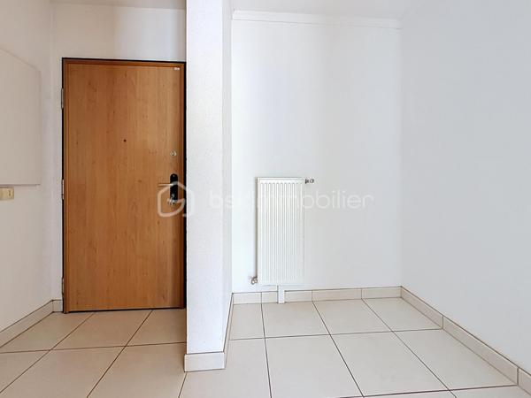 Et si votre premier appartement réunissait enfin tout ce que vous recherchez ?

À seulement 10 minutes à pied de la gare de Mulhouse, dans le secteur Gare / Quai de l'Alma, découvrez ce bel appartement 2 pièces de 57 m², offrant des volumes généreux, un agencement fonctionnel et un magnifique espace extérieur.

Dès l'entrée, vous serez séduit par son vaste hall, idéal pour aménager de nombreux rangements et faciliter votre quotidien.

La cuisine ouverte sur le séjour crée un espace de vie chaleureux et convivial, parfait pour recevoir famille et amis. L'ensemble est baigné de lumière et s'ouvre sur une superbe terrasse de 16 m², véritable prolongement de l'appartement.

Un véritable atout : la terrasse est accessible depuis le séjour, la cuisine et la chambre, offrant une circulation fluide entre les différents espaces et un agréable cadre de vie dès les beaux jours.

L'espace nuit comprend une chambre confortable avec accès direct à la terrasse, idéale pour profiter d'un réveil en douceur.

Côté pratique, vous apprécierez la présence d'une buanderie indépendante, un équipement particulièrement rare dans un appartement 2 pièces, qui apporte un réel confort au quotidien.

Une cave ainsi qu'un garage en sous-sol viennent compléter ce bien et constituent de véritables atouts en centre-ville.

Vous profiterez d'un emplacement recherché, à proximité immédiate des commerces, des transports, des écoles et du centre-ville, tout en bénéficiant d'un accès rapide à la gare pour vos déplacements quotidiens.

Les + du bien: 
Appartement 2 pièces de 57 m² sans travaux (prévoir éventuellement un rafraichissement de peinture)
Superbe terrasse de 16 m² orientée Sud 
Terrasse accessible depuis le séjour, la cuisine et la chambre
Cuisine ouverte sur le séjour
Belle entrée avec espace de rangement
Buanderie indépendante
Garage en sous-sol
Cave
Résidence avec ascenseur
Secteur Gare / Quai de l'Alma
Gare accessible à pied en 10 minutes
Idéal pour un premier achat

Vous recherchez un appartement où vous pourrez poser vos valises, profiter d'un bel extérieur et devenir enfin propriétaire dans un secteur pratique et recherché ?

Contactez Carole KLUPS dès aujourd'hui pour organiser votre visite.

Réseaux sociaux: Carole Klups Immobilier