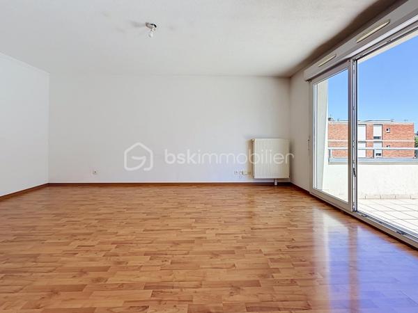 Et si votre premier appartement réunissait enfin tout ce que vous recherchez ?

À seulement 10 minutes à pied de la gare de Mulhouse, dans le secteur Gare / Quai de l'Alma, découvrez ce bel appartement 2 pièces de 57 m², offrant des volumes généreux, un agencement fonctionnel et un magnifique espace extérieur.

Dès l'entrée, vous serez séduit par son vaste hall, idéal pour aménager de nombreux rangements et faciliter votre quotidien.

La cuisine ouverte sur le séjour crée un espace de vie chaleureux et convivial, parfait pour recevoir famille et amis. L'ensemble est baigné de lumière et s'ouvre sur une superbe terrasse de 16 m², véritable prolongement de l'appartement.

Un véritable atout : la terrasse est accessible depuis le séjour, la cuisine et la chambre, offrant une circulation fluide entre les différents espaces et un agréable cadre de vie dès les beaux jours.

L'espace nuit comprend une chambre confortable avec accès direct à la terrasse, idéale pour profiter d'un réveil en douceur.

Côté pratique, vous apprécierez la présence d'une buanderie indépendante, un équipement particulièrement rare dans un appartement 2 pièces, qui apporte un réel confort au quotidien.

Une cave ainsi qu'un garage en sous-sol viennent compléter ce bien et constituent de véritables atouts en centre-ville.

Vous profiterez d'un emplacement recherché, à proximité immédiate des commerces, des transports, des écoles et du centre-ville, tout en bénéficiant d'un accès rapide à la gare pour vos déplacements quotidiens.

Les + du bien: 
Appartement 2 pièces de 57 m² sans travaux (prévoir éventuellement un rafraichissement de peinture)
Superbe terrasse de 16 m² orientée Sud 
Terrasse accessible depuis le séjour, la cuisine et la chambre
Cuisine ouverte sur le séjour
Belle entrée avec espace de rangement
Buanderie indépendante
Garage en sous-sol
Cave
Résidence avec ascenseur
Secteur Gare / Quai de l'Alma
Gare accessible à pied en 10 minutes
Idéal pour un premier achat

Vous recherchez un appartement où vous pourrez poser vos valises, profiter d'un bel extérieur et devenir enfin propriétaire dans un secteur pratique et recherché ?

Contactez Carole KLUPS dès aujourd'hui pour organiser votre visite.

Réseaux sociaux: Carole Klups Immobilier
