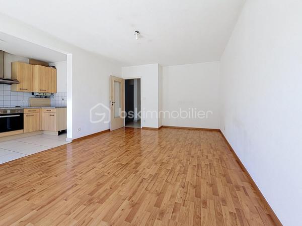 Et si votre premier appartement réunissait enfin tout ce que vous recherchez ?

À seulement 10 minutes à pied de la gare de Mulhouse, dans le secteur Gare / Quai de l'Alma, découvrez ce bel appartement 2 pièces de 57 m², offrant des volumes généreux, un agencement fonctionnel et un magnifique espace extérieur.

Dès l'entrée, vous serez séduit par son vaste hall, idéal pour aménager de nombreux rangements et faciliter votre quotidien.

La cuisine ouverte sur le séjour crée un espace de vie chaleureux et convivial, parfait pour recevoir famille et amis. L'ensemble est baigné de lumière et s'ouvre sur une superbe terrasse de 16 m², véritable prolongement de l'appartement.

Un véritable atout : la terrasse est accessible depuis le séjour, la cuisine et la chambre, offrant une circulation fluide entre les différents espaces et un agréable cadre de vie dès les beaux jours.

L'espace nuit comprend une chambre confortable avec accès direct à la terrasse, idéale pour profiter d'un réveil en douceur.

Côté pratique, vous apprécierez la présence d'une buanderie indépendante, un équipement particulièrement rare dans un appartement 2 pièces, qui apporte un réel confort au quotidien.

Une cave ainsi qu'un garage en sous-sol viennent compléter ce bien et constituent de véritables atouts en centre-ville.

Vous profiterez d'un emplacement recherché, à proximité immédiate des commerces, des transports, des écoles et du centre-ville, tout en bénéficiant d'un accès rapide à la gare pour vos déplacements quotidiens.

Les + du bien: 
Appartement 2 pièces de 57 m² sans travaux (prévoir éventuellement un rafraichissement de peinture)
Superbe terrasse de 16 m² orientée Sud 
Terrasse accessible depuis le séjour, la cuisine et la chambre
Cuisine ouverte sur le séjour
Belle entrée avec espace de rangement
Buanderie indépendante
Garage en sous-sol
Cave
Résidence avec ascenseur
Secteur Gare / Quai de l'Alma
Gare accessible à pied en 10 minutes
Idéal pour un premier achat

Vous recherchez un appartement où vous pourrez poser vos valises, profiter d'un bel extérieur et devenir enfin propriétaire dans un secteur pratique et recherché ?

Contactez Carole KLUPS dès aujourd'hui pour organiser votre visite.

Réseaux sociaux: Carole Klups Immobilier