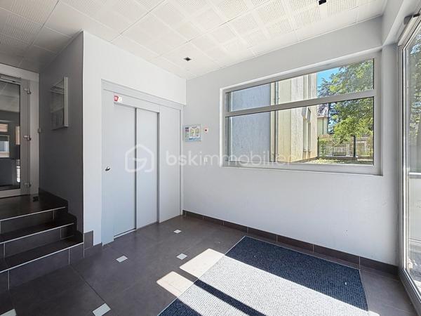 Et si votre premier appartement réunissait enfin tout ce que vous recherchez ?

À seulement 10 minutes à pied de la gare de Mulhouse, dans le secteur Gare / Quai de l'Alma, découvrez ce bel appartement 2 pièces de 57 m², offrant des volumes généreux, un agencement fonctionnel et un magnifique espace extérieur.

Dès l'entrée, vous serez séduit par son vaste hall, idéal pour aménager de nombreux rangements et faciliter votre quotidien.

La cuisine ouverte sur le séjour crée un espace de vie chaleureux et convivial, parfait pour recevoir famille et amis. L'ensemble est baigné de lumière et s'ouvre sur une superbe terrasse de 16 m², véritable prolongement de l'appartement.

Un véritable atout : la terrasse est accessible depuis le séjour, la cuisine et la chambre, offrant une circulation fluide entre les différents espaces et un agréable cadre de vie dès les beaux jours.

L'espace nuit comprend une chambre confortable avec accès direct à la terrasse, idéale pour profiter d'un réveil en douceur.

Côté pratique, vous apprécierez la présence d'une buanderie indépendante, un équipement particulièrement rare dans un appartement 2 pièces, qui apporte un réel confort au quotidien.

Une cave ainsi qu'un garage en sous-sol viennent compléter ce bien et constituent de véritables atouts en centre-ville.

Vous profiterez d'un emplacement recherché, à proximité immédiate des commerces, des transports, des écoles et du centre-ville, tout en bénéficiant d'un accès rapide à la gare pour vos déplacements quotidiens.

Les + du bien: 
Appartement 2 pièces de 57 m² sans travaux (prévoir éventuellement un rafraichissement de peinture)
Superbe terrasse de 16 m² orientée Sud 
Terrasse accessible depuis le séjour, la cuisine et la chambre
Cuisine ouverte sur le séjour
Belle entrée avec espace de rangement
Buanderie indépendante
Garage en sous-sol
Cave
Résidence avec ascenseur
Secteur Gare / Quai de l'Alma
Gare accessible à pied en 10 minutes
Idéal pour un premier achat

Vous recherchez un appartement où vous pourrez poser vos valises, profiter d'un bel extérieur et devenir enfin propriétaire dans un secteur pratique et recherché ?

Contactez Carole KLUPS dès aujourd'hui pour organiser votre visite.

Réseaux sociaux: Carole Klups Immobilier