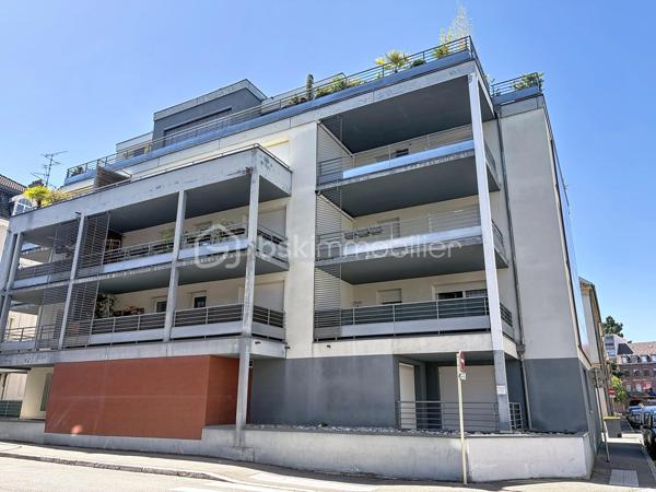Et si votre premier appartement réunissait enfin tout ce que vous recherchez ?

À seulement 10 minutes à pied de la gare de Mulhouse, dans le secteur Gare / Quai de l'Alma, découvrez ce bel appartement 2 pièces de 57 m², offrant des volumes généreux, un agencement fonctionnel et un magnifique espace extérieur.

Dès l'entrée, vous serez séduit par son vaste hall, idéal pour aménager de nombreux rangements et faciliter votre quotidien.

La cuisine ouverte sur le séjour crée un espace de vie chaleureux et convivial, parfait pour recevoir famille et amis. L'ensemble est baigné de lumière et s'ouvre sur une superbe terrasse de 16 m², véritable prolongement de l'appartement.

Un véritable atout : la terrasse est accessible depuis le séjour, la cuisine et la chambre, offrant une circulation fluide entre les différents espaces et un agréable cadre de vie dès les beaux jours.

L'espace nuit comprend une chambre confortable avec accès direct à la terrasse, idéale pour profiter d'un réveil en douceur.

Côté pratique, vous apprécierez la présence d'une buanderie indépendante, un équipement particulièrement rare dans un appartement 2 pièces, qui apporte un réel confort au quotidien.

Une cave ainsi qu'un garage en sous-sol viennent compléter ce bien et constituent de véritables atouts en centre-ville.

Vous profiterez d'un emplacement recherché, à proximité immédiate des commerces, des transports, des écoles et du centre-ville, tout en bénéficiant d'un accès rapide à la gare pour vos déplacements quotidiens.

Les + du bien: 
Appartement 2 pièces de 57 m² sans travaux (prévoir éventuellement un rafraichissement de peinture)
Superbe terrasse de 16 m² orientée Sud 
Terrasse accessible depuis le séjour, la cuisine et la chambre
Cuisine ouverte sur le séjour
Belle entrée avec espace de rangement
Buanderie indépendante
Garage en sous-sol
Cave
Résidence avec ascenseur
Secteur Gare / Quai de l'Alma
Gare accessible à pied en 10 minutes
Idéal pour un premier achat

Vous recherchez un appartement où vous pourrez poser vos valises, profiter d'un bel extérieur et devenir enfin propriétaire dans un secteur pratique et recherché ?

Contactez Carole KLUPS dès aujourd'hui pour organiser votre visite.

Réseaux sociaux: Carole Klups Immobilier