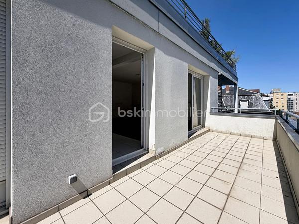 Et si votre premier appartement réunissait enfin tout ce que vous recherchez ?

À seulement 10 minutes à pied de la gare de Mulhouse, dans le secteur Gare / Quai de l'Alma, découvrez ce bel appartement 2 pièces de 57 m², offrant des volumes généreux, un agencement fonctionnel et un magnifique espace extérieur.

Dès l'entrée, vous serez séduit par son vaste hall, idéal pour aménager de nombreux rangements et faciliter votre quotidien.

La cuisine ouverte sur le séjour crée un espace de vie chaleureux et convivial, parfait pour recevoir famille et amis. L'ensemble est baigné de lumière et s'ouvre sur une superbe terrasse de 16 m², véritable prolongement de l'appartement.

Un véritable atout : la terrasse est accessible depuis le séjour, la cuisine et la chambre, offrant une circulation fluide entre les différents espaces et un agréable cadre de vie dès les beaux jours.

L'espace nuit comprend une chambre confortable avec accès direct à la terrasse, idéale pour profiter d'un réveil en douceur.

Côté pratique, vous apprécierez la présence d'une buanderie indépendante, un équipement particulièrement rare dans un appartement 2 pièces, qui apporte un réel confort au quotidien.

Une cave ainsi qu'un garage en sous-sol viennent compléter ce bien et constituent de véritables atouts en centre-ville.

Vous profiterez d'un emplacement recherché, à proximité immédiate des commerces, des transports, des écoles et du centre-ville, tout en bénéficiant d'un accès rapide à la gare pour vos déplacements quotidiens.

Les + du bien: 
Appartement 2 pièces de 57 m² sans travaux (prévoir éventuellement un rafraichissement de peinture)
Superbe terrasse de 16 m² orientée Sud 
Terrasse accessible depuis le séjour, la cuisine et la chambre
Cuisine ouverte sur le séjour
Belle entrée avec espace de rangement
Buanderie indépendante
Garage en sous-sol
Cave
Résidence avec ascenseur
Secteur Gare / Quai de l'Alma
Gare accessible à pied en 10 minutes
Idéal pour un premier achat

Vous recherchez un appartement où vous pourrez poser vos valises, profiter d'un bel extérieur et devenir enfin propriétaire dans un secteur pratique et recherché ?

Contactez Carole KLUPS dès aujourd'hui pour organiser votre visite.

Réseaux sociaux: Carole Klups Immobilier