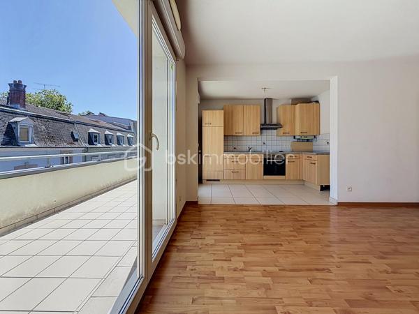 Et si votre premier appartement réunissait enfin tout ce que vous recherchez ?

À seulement 10 minutes à pied de la gare de Mulhouse, dans le secteur Gare / Quai de l'Alma, découvrez ce bel appartement 2 pièces de 57 m², offrant des volumes généreux, un agencement fonctionnel et un magnifique espace extérieur.

Dès l'entrée, vous serez séduit par son vaste hall, idéal pour aménager de nombreux rangements et faciliter votre quotidien.

La cuisine ouverte sur le séjour crée un espace de vie chaleureux et convivial, parfait pour recevoir famille et amis. L'ensemble est baigné de lumière et s'ouvre sur une superbe terrasse de 16 m², véritable prolongement de l'appartement.

Un véritable atout : la terrasse est accessible depuis le séjour, la cuisine et la chambre, offrant une circulation fluide entre les différents espaces et un agréable cadre de vie dès les beaux jours.

L'espace nuit comprend une chambre confortable avec accès direct à la terrasse, idéale pour profiter d'un réveil en douceur.

Côté pratique, vous apprécierez la présence d'une buanderie indépendante, un équipement particulièrement rare dans un appartement 2 pièces, qui apporte un réel confort au quotidien.

Une cave ainsi qu'un garage en sous-sol viennent compléter ce bien et constituent de véritables atouts en centre-ville.

Vous profiterez d'un emplacement recherché, à proximité immédiate des commerces, des transports, des écoles et du centre-ville, tout en bénéficiant d'un accès rapide à la gare pour vos déplacements quotidiens.

Les + du bien: 
Appartement 2 pièces de 57 m² sans travaux (prévoir éventuellement un rafraichissement de peinture)
Superbe terrasse de 16 m² orientée Sud 
Terrasse accessible depuis le séjour, la cuisine et la chambre
Cuisine ouverte sur le séjour
Belle entrée avec espace de rangement
Buanderie indépendante
Garage en sous-sol
Cave
Résidence avec ascenseur
Secteur Gare / Quai de l'Alma
Gare accessible à pied en 10 minutes
Idéal pour un premier achat

Vous recherchez un appartement où vous pourrez poser vos valises, profiter d'un bel extérieur et devenir enfin propriétaire dans un secteur pratique et recherché ?

Contactez Carole KLUPS dès aujourd'hui pour organiser votre visite.

Réseaux sociaux: Carole Klups Immobilier