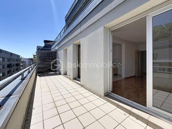 Et si votre premier appartement réunissait enfin tout ce que vous recherchez ?

À seulement 10 minutes à pied de la gare de Mulhouse, dans le secteur Gare / Quai de l'Alma, découvrez ce bel appartement 2 pièces de 57 m², offrant des volumes généreux, un agencement fonctionnel et un magnifique espace extérieur.

Dès l'entrée, vous serez séduit par son vaste hall, idéal pour aménager de nombreux rangements et faciliter votre quotidien.

La cuisine ouverte sur le séjour crée un espace de vie chaleureux et convivial, parfait pour recevoir famille et amis. L'ensemble est baigné de lumière et s'ouvre sur une superbe terrasse de 16 m², véritable prolongement de l'appartement.

Un véritable atout : la terrasse est accessible depuis le séjour, la cuisine et la chambre, offrant une circulation fluide entre les différents espaces et un agréable cadre de vie dès les beaux jours.

L'espace nuit comprend une chambre confortable avec accès direct à la terrasse, idéale pour profiter d'un réveil en douceur.

Côté pratique, vous apprécierez la présence d'une buanderie indépendante, un équipement particulièrement rare dans un appartement 2 pièces, qui apporte un réel confort au quotidien.

Une cave ainsi qu'un garage en sous-sol viennent compléter ce bien et constituent de véritables atouts en centre-ville.

Vous profiterez d'un emplacement recherché, à proximité immédiate des commerces, des transports, des écoles et du centre-ville, tout en bénéficiant d'un accès rapide à la gare pour vos déplacements quotidiens.

Les + du bien: 
Appartement 2 pièces de 57 m² sans travaux (prévoir éventuellement un rafraichissement de peinture)
Superbe terrasse de 16 m² orientée Sud 
Terrasse accessible depuis le séjour, la cuisine et la chambre
Cuisine ouverte sur le séjour
Belle entrée avec espace de rangement
Buanderie indépendante
Garage en sous-sol
Cave
Résidence avec ascenseur
Secteur Gare / Quai de l'Alma
Gare accessible à pied en 10 minutes
Idéal pour un premier achat

Vous recherchez un appartement où vous pourrez poser vos valises, profiter d'un bel extérieur et devenir enfin propriétaire dans un secteur pratique et recherché ?

Contactez Carole KLUPS dès aujourd'hui pour organiser votre visite.

Réseaux sociaux: Carole Klups Immobilier