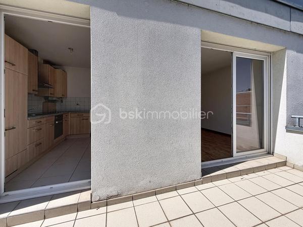 Et si votre premier appartement réunissait enfin tout ce que vous recherchez ?

À seulement 10 minutes à pied de la gare de Mulhouse, dans le secteur Gare / Quai de l'Alma, découvrez ce bel appartement 2 pièces de 57 m², offrant des volumes généreux, un agencement fonctionnel et un magnifique espace extérieur.

Dès l'entrée, vous serez séduit par son vaste hall, idéal pour aménager de nombreux rangements et faciliter votre quotidien.

La cuisine ouverte sur le séjour crée un espace de vie chaleureux et convivial, parfait pour recevoir famille et amis. L'ensemble est baigné de lumière et s'ouvre sur une superbe terrasse de 16 m², véritable prolongement de l'appartement.

Un véritable atout : la terrasse est accessible depuis le séjour, la cuisine et la chambre, offrant une circulation fluide entre les différents espaces et un agréable cadre de vie dès les beaux jours.

L'espace nuit comprend une chambre confortable avec accès direct à la terrasse, idéale pour profiter d'un réveil en douceur.

Côté pratique, vous apprécierez la présence d'une buanderie indépendante, un équipement particulièrement rare dans un appartement 2 pièces, qui apporte un réel confort au quotidien.

Une cave ainsi qu'un garage en sous-sol viennent compléter ce bien et constituent de véritables atouts en centre-ville.

Vous profiterez d'un emplacement recherché, à proximité immédiate des commerces, des transports, des écoles et du centre-ville, tout en bénéficiant d'un accès rapide à la gare pour vos déplacements quotidiens.

Les + du bien: 
Appartement 2 pièces de 57 m² sans travaux (prévoir éventuellement un rafraichissement de peinture)
Superbe terrasse de 16 m² orientée Sud 
Terrasse accessible depuis le séjour, la cuisine et la chambre
Cuisine ouverte sur le séjour
Belle entrée avec espace de rangement
Buanderie indépendante
Garage en sous-sol
Cave
Résidence avec ascenseur
Secteur Gare / Quai de l'Alma
Gare accessible à pied en 10 minutes
Idéal pour un premier achat

Vous recherchez un appartement où vous pourrez poser vos valises, profiter d'un bel extérieur et devenir enfin propriétaire dans un secteur pratique et recherché ?

Contactez Carole KLUPS dès aujourd'hui pour organiser votre visite.

Réseaux sociaux: Carole Klups Immobilier