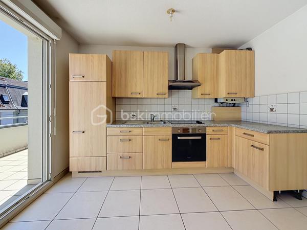 Et si votre premier appartement réunissait enfin tout ce que vous recherchez ?

À seulement 10 minutes à pied de la gare de Mulhouse, dans le secteur Gare / Quai de l'Alma, découvrez ce bel appartement 2 pièces de 57 m², offrant des volumes généreux, un agencement fonctionnel et un magnifique espace extérieur.

Dès l'entrée, vous serez séduit par son vaste hall, idéal pour aménager de nombreux rangements et faciliter votre quotidien.

La cuisine ouverte sur le séjour crée un espace de vie chaleureux et convivial, parfait pour recevoir famille et amis. L'ensemble est baigné de lumière et s'ouvre sur une superbe terrasse de 16 m², véritable prolongement de l'appartement.

Un véritable atout : la terrasse est accessible depuis le séjour, la cuisine et la chambre, offrant une circulation fluide entre les différents espaces et un agréable cadre de vie dès les beaux jours.

L'espace nuit comprend une chambre confortable avec accès direct à la terrasse, idéale pour profiter d'un réveil en douceur.

Côté pratique, vous apprécierez la présence d'une buanderie indépendante, un équipement particulièrement rare dans un appartement 2 pièces, qui apporte un réel confort au quotidien.

Une cave ainsi qu'un garage en sous-sol viennent compléter ce bien et constituent de véritables atouts en centre-ville.

Vous profiterez d'un emplacement recherché, à proximité immédiate des commerces, des transports, des écoles et du centre-ville, tout en bénéficiant d'un accès rapide à la gare pour vos déplacements quotidiens.

Les + du bien: 
Appartement 2 pièces de 57 m² sans travaux (prévoir éventuellement un rafraichissement de peinture)
Superbe terrasse de 16 m² orientée Sud 
Terrasse accessible depuis le séjour, la cuisine et la chambre
Cuisine ouverte sur le séjour
Belle entrée avec espace de rangement
Buanderie indépendante
Garage en sous-sol
Cave
Résidence avec ascenseur
Secteur Gare / Quai de l'Alma
Gare accessible à pied en 10 minutes
Idéal pour un premier achat

Vous recherchez un appartement où vous pourrez poser vos valises, profiter d'un bel extérieur et devenir enfin propriétaire dans un secteur pratique et recherché ?

Contactez Carole KLUPS dès aujourd'hui pour organiser votre visite.

Réseaux sociaux: Carole Klups Immobilier