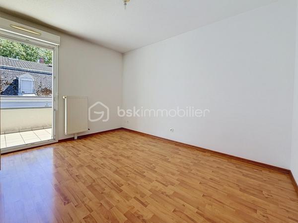 Et si votre premier appartement réunissait enfin tout ce que vous recherchez ?

À seulement 10 minutes à pied de la gare de Mulhouse, dans le secteur Gare / Quai de l'Alma, découvrez ce bel appartement 2 pièces de 57 m², offrant des volumes généreux, un agencement fonctionnel et un magnifique espace extérieur.

Dès l'entrée, vous serez séduit par son vaste hall, idéal pour aménager de nombreux rangements et faciliter votre quotidien.

La cuisine ouverte sur le séjour crée un espace de vie chaleureux et convivial, parfait pour recevoir famille et amis. L'ensemble est baigné de lumière et s'ouvre sur une superbe terrasse de 16 m², véritable prolongement de l'appartement.

Un véritable atout : la terrasse est accessible depuis le séjour, la cuisine et la chambre, offrant une circulation fluide entre les différents espaces et un agréable cadre de vie dès les beaux jours.

L'espace nuit comprend une chambre confortable avec accès direct à la terrasse, idéale pour profiter d'un réveil en douceur.

Côté pratique, vous apprécierez la présence d'une buanderie indépendante, un équipement particulièrement rare dans un appartement 2 pièces, qui apporte un réel confort au quotidien.

Une cave ainsi qu'un garage en sous-sol viennent compléter ce bien et constituent de véritables atouts en centre-ville.

Vous profiterez d'un emplacement recherché, à proximité immédiate des commerces, des transports, des écoles et du centre-ville, tout en bénéficiant d'un accès rapide à la gare pour vos déplacements quotidiens.

Les + du bien: 
Appartement 2 pièces de 57 m² sans travaux (prévoir éventuellement un rafraichissement de peinture)
Superbe terrasse de 16 m² orientée Sud 
Terrasse accessible depuis le séjour, la cuisine et la chambre
Cuisine ouverte sur le séjour
Belle entrée avec espace de rangement
Buanderie indépendante
Garage en sous-sol
Cave
Résidence avec ascenseur
Secteur Gare / Quai de l'Alma
Gare accessible à pied en 10 minutes
Idéal pour un premier achat

Vous recherchez un appartement où vous pourrez poser vos valises, profiter d'un bel extérieur et devenir enfin propriétaire dans un secteur pratique et recherché ?

Contactez Carole KLUPS dès aujourd'hui pour organiser votre visite.

Réseaux sociaux: Carole Klups Immobilier