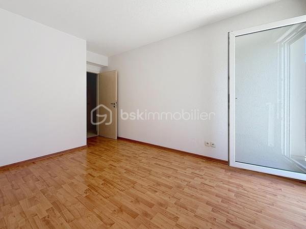 Et si votre premier appartement réunissait enfin tout ce que vous recherchez ?

À seulement 10 minutes à pied de la gare de Mulhouse, dans le secteur Gare / Quai de l'Alma, découvrez ce bel appartement 2 pièces de 57 m², offrant des volumes généreux, un agencement fonctionnel et un magnifique espace extérieur.

Dès l'entrée, vous serez séduit par son vaste hall, idéal pour aménager de nombreux rangements et faciliter votre quotidien.

La cuisine ouverte sur le séjour crée un espace de vie chaleureux et convivial, parfait pour recevoir famille et amis. L'ensemble est baigné de lumière et s'ouvre sur une superbe terrasse de 16 m², véritable prolongement de l'appartement.

Un véritable atout : la terrasse est accessible depuis le séjour, la cuisine et la chambre, offrant une circulation fluide entre les différents espaces et un agréable cadre de vie dès les beaux jours.

L'espace nuit comprend une chambre confortable avec accès direct à la terrasse, idéale pour profiter d'un réveil en douceur.

Côté pratique, vous apprécierez la présence d'une buanderie indépendante, un équipement particulièrement rare dans un appartement 2 pièces, qui apporte un réel confort au quotidien.

Une cave ainsi qu'un garage en sous-sol viennent compléter ce bien et constituent de véritables atouts en centre-ville.

Vous profiterez d'un emplacement recherché, à proximité immédiate des commerces, des transports, des écoles et du centre-ville, tout en bénéficiant d'un accès rapide à la gare pour vos déplacements quotidiens.

Les + du bien: 
Appartement 2 pièces de 57 m² sans travaux (prévoir éventuellement un rafraichissement de peinture)
Superbe terrasse de 16 m² orientée Sud 
Terrasse accessible depuis le séjour, la cuisine et la chambre
Cuisine ouverte sur le séjour
Belle entrée avec espace de rangement
Buanderie indépendante
Garage en sous-sol
Cave
Résidence avec ascenseur
Secteur Gare / Quai de l'Alma
Gare accessible à pied en 10 minutes
Idéal pour un premier achat

Vous recherchez un appartement où vous pourrez poser vos valises, profiter d'un bel extérieur et devenir enfin propriétaire dans un secteur pratique et recherché ?

Contactez Carole KLUPS dès aujourd'hui pour organiser votre visite.

Réseaux sociaux: Carole Klups Immobilier