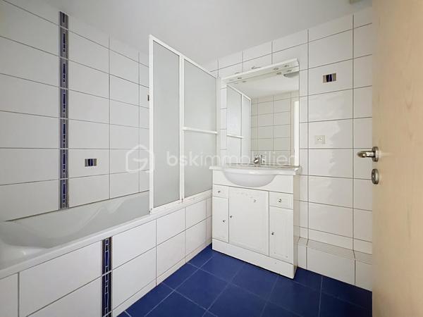 Et si votre premier appartement réunissait enfin tout ce que vous recherchez ?

À seulement 10 minutes à pied de la gare de Mulhouse, dans le secteur Gare / Quai de l'Alma, découvrez ce bel appartement 2 pièces de 57 m², offrant des volumes généreux, un agencement fonctionnel et un magnifique espace extérieur.

Dès l'entrée, vous serez séduit par son vaste hall, idéal pour aménager de nombreux rangements et faciliter votre quotidien.

La cuisine ouverte sur le séjour crée un espace de vie chaleureux et convivial, parfait pour recevoir famille et amis. L'ensemble est baigné de lumière et s'ouvre sur une superbe terrasse de 16 m², véritable prolongement de l'appartement.

Un véritable atout : la terrasse est accessible depuis le séjour, la cuisine et la chambre, offrant une circulation fluide entre les différents espaces et un agréable cadre de vie dès les beaux jours.

L'espace nuit comprend une chambre confortable avec accès direct à la terrasse, idéale pour profiter d'un réveil en douceur.

Côté pratique, vous apprécierez la présence d'une buanderie indépendante, un équipement particulièrement rare dans un appartement 2 pièces, qui apporte un réel confort au quotidien.

Une cave ainsi qu'un garage en sous-sol viennent compléter ce bien et constituent de véritables atouts en centre-ville.

Vous profiterez d'un emplacement recherché, à proximité immédiate des commerces, des transports, des écoles et du centre-ville, tout en bénéficiant d'un accès rapide à la gare pour vos déplacements quotidiens.

Les + du bien: 
Appartement 2 pièces de 57 m² sans travaux (prévoir éventuellement un rafraichissement de peinture)
Superbe terrasse de 16 m² orientée Sud 
Terrasse accessible depuis le séjour, la cuisine et la chambre
Cuisine ouverte sur le séjour
Belle entrée avec espace de rangement
Buanderie indépendante
Garage en sous-sol
Cave
Résidence avec ascenseur
Secteur Gare / Quai de l'Alma
Gare accessible à pied en 10 minutes
Idéal pour un premier achat

Vous recherchez un appartement où vous pourrez poser vos valises, profiter d'un bel extérieur et devenir enfin propriétaire dans un secteur pratique et recherché ?

Contactez Carole KLUPS dès aujourd'hui pour organiser votre visite.

Réseaux sociaux: Carole Klups Immobilier