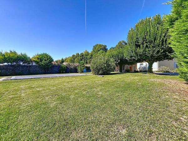 MAISON DE 186 M² SUR 2118 M² DE TERRAIN CONSTRUCTIBLE DANS UN ENVIRONNEMENT CALME