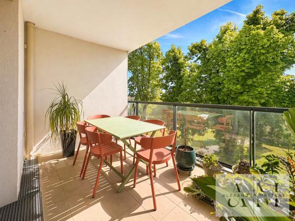 Appartement T2 de 51 m2 dans résidence de standing, ascenseur, box et terrasse de 14 m2. Centre de Caudéran.