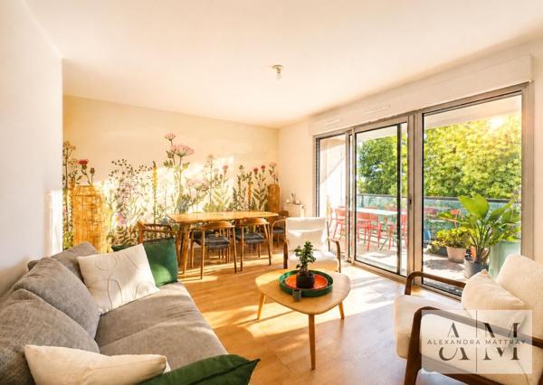 Appartement T2 de 51 m2 dans résidence de standing, ascenseur, box et terrasse de 14 m2. Centre de Caudéran.