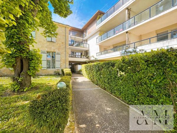 Appartement T2 de 51 m2 dans résidence de standing, ascenseur, box et terrasse de 14 m2. Centre de Caudéran.