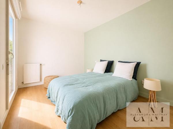 Appartement T2 de 51 m2 dans résidence de standing, ascenseur, box et terrasse de 14 m2. Centre de Caudéran.