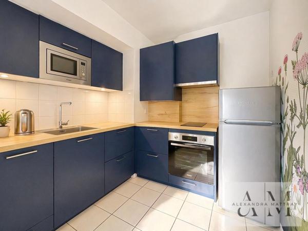 Appartement T2 de 51 m2 dans résidence de standing, ascenseur, box et terrasse de 14 m2. Centre de Caudéran.