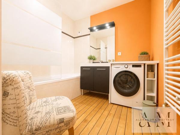 Appartement T2 de 51 m2 dans résidence de standing, ascenseur, box et terrasse de 14 m2. Centre de Caudéran.