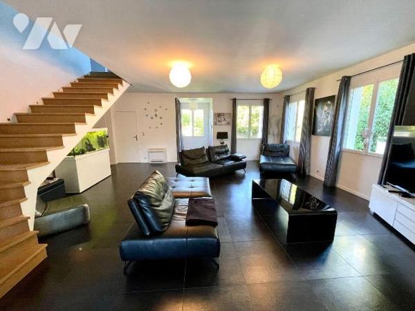 PAVILLON AVEC CONFORT DU PLAIN-PIED ET SOUS-SOL COMPLET AU CALME.
A VENDRE, à 10 min de Rethel...