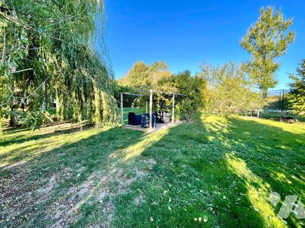 PAVILLON AVEC CONFORT DU PLAIN-PIED ET SOUS-SOL COMPLET AU CALME.
A VENDRE, à 10 min de Rethel...