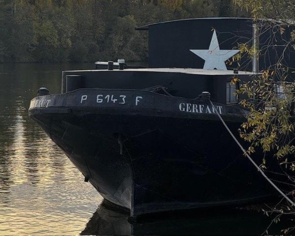 Bateau-Loft Exceptionnel de Grande Dimension à Vendre à Conflans Sainte Honorine. ( 78)