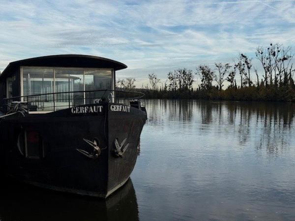 Bateau-Loft Exceptionnel de Grande Dimension à Vendre à Conflans Sainte Honorine. ( 78)