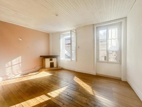 Maison de ville spacieuse avec 4 chambres + espaces bureaux : rare sur le secteur