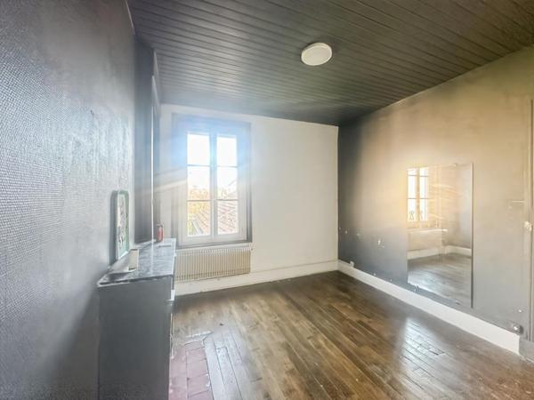 Maison de ville spacieuse avec 4 chambres + espaces bureaux : rare sur le secteur