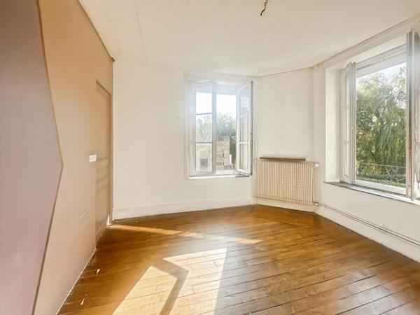 Maison de ville spacieuse avec 4 chambres + espaces bureaux : rare sur le secteur