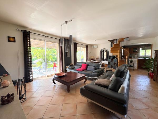 A VENDRE 84120 PERTUIS MAISON TYPE 6 PIECES D'ENVIRON 167M² AVEC DOUBLE GARAGE, PISCINE ET JARDIN
