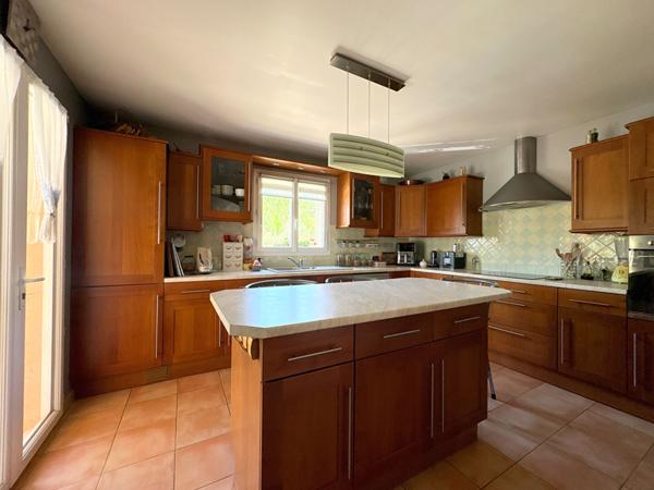 A VENDRE 84120 PERTUIS MAISON TYPE 6 PIECES D'ENVIRON 167M² AVEC DOUBLE GARAGE, PISCINE ET JARDIN