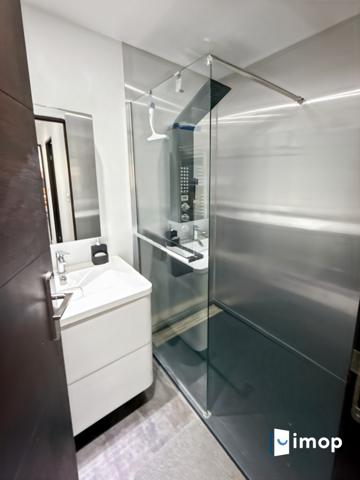 Batiment de 590m2 sur un terrain de 2169m2