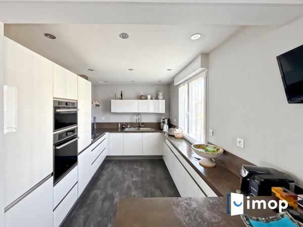 Batiment de 590m2 sur un terrain de 2169m2